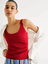 Musculosa de tela acanalada con cuello redondo y pliegues laterales que aportan textura y un ajuste entallado al cuerpo.