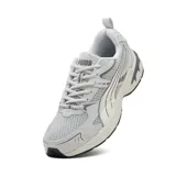 Championes Puma Milenio Tech 2000 SD, color gris con detalles en blanco y negro, confeccionados con malla transpirable y superposiciones de gamuza sintética.