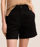 Short de jean tiro alto con trabillas y bolsillos, confeccionado en algodón denim azul con pespuntes contrastantes.