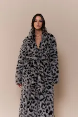 Chaqueta de piel sintética con estampado animal print en tonos grises y negros, corte recto y cuello solapa.