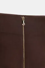 Shorts de tiro alto color marrón oscuro, con pinzas en el delantero y espalda, y cierre con cremallera metálica a contraste en la espalda.