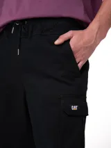 Pantalon cargo de corte jogger, color negro, con cintura elástica ajustable mediante cordón, bolsillos laterales tipo cargo y puños elásticos en los tobillos.