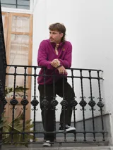 Buzo de pana color beige con cuello polo abotonado y bolsillo en el pecho.