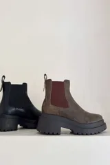 Botas Chelsea color marrón de gamuza, con elástico lateral y suela track.