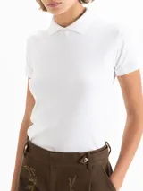 Remera de manga corta con cuello tipo polo, confeccionada en algodón pima con elastano. Presenta un diseño de calce regular con largo a la primera cadera y logo bordado en la espalda.