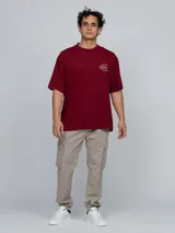 Remera Calvin Klein de corte regular y manga corta, color bordó, con cuello redondo y el monograma de la marca bordado en blanco en el pecho.