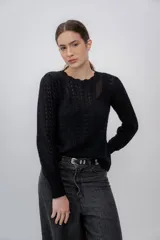 Sweater azul marino de punto calado, confeccionado en 100% baby alpaca, de manga larga y cuello redondo.