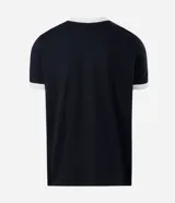 Remera masculina de corte regular, confeccionada en algodón negro, con cuello redondo y mangas cortas con puños blancos. Presenta tiras laterales con rayas en los hombros y mangas.