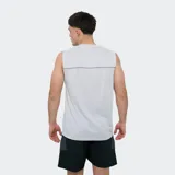 Musculosa deportiva Umbro Balance de color negro, con detalles de ribetes grises en el pecho y el logo de la marca bordado en blanco.