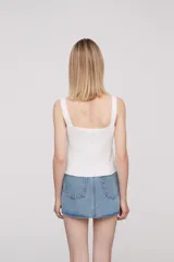 Top blanco de bretel ancho y tejido de punto.