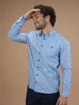 Camisa de manga larga con estampado floral celeste y blanco, confeccionada en algodón.