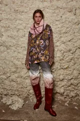 Camisa holgada estampada con motivos paisley en tonos marrón, beige y azul. Tiene cuello solapa, mangas largas y cierre frontal con botones.