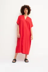 Vestido túnica rojo de lino, con cuello en V y mangas anchas, de corte holgado y largo midi.