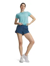 Short deportivo Under Armour de secado rápido, confeccionado en tejido elástico ligero. Presenta cintura elástica con detalle de logo visible, aberturas laterales en el bajo y braguita interior para mayor cobertura.