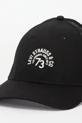 Gorra trucker Levi's de color negro con red trasera, visera curva y bordado frontal con logo de la marca en color blanco.
