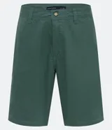 Bermuda de sarga color blanco, de corte recto y diseño básico con bolsillos laterales y traseros.