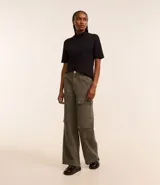 Remera negra de algodón, corte amplio, cuello alto en punto roma y mangas cortas.