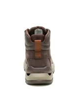 Bota de trekking Caterpillar modelo Surge Hiker, de color marrón con suela y entresuela en tonos beige y marrón claro. Confeccionada en nubuck encerado y malla de nailon, cuenta con cordones bicolores y detalles del logo de la marca en el lateral y la lengüeta.