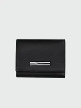 Billetera plegable negra de cuero texturizado, con cierre de broche metálico en forma de bastón.