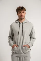 Canguro gris con capucha y cordones negros, bolsillos frontales y puños y cintura acanalados.