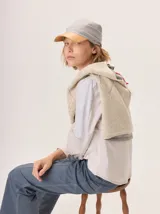 Gorro tipo pañuelo color gris claro con visera de cuero color camel.