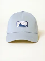 Gorra de béisbol celeste con logo rectangular bordado en el frente.
