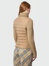 Cárdigan híbrido Moncler con frente acolchado tipo puffer y mangas y espalda de tejido de punto. Presenta cuello alto, cierre frontal con cremallera y parche con logo en la manga.