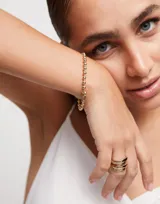 Pulsera de cadena compuesta por pequeñas esferas metálicas unidas, con baño de oro de 18k.