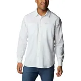 Camisa de manga larga Columbia, color blanco, con cuello clásico, cierre frontal de botones, dos bolsillos en el pecho y sistema de ventilación en la espalda. Confeccionada con tecnología Omni-Wick para absorción de humedad y Omni-Shade con protección solar UPF 50.