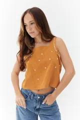 Top color camel de escote recto y tirantes anchos, con detalle de tachas doradas. Corte crop.