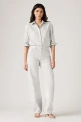 Pantalón de jean estilo baggy con corte barrel, tiro alto y pierna ancha. Presenta un tono gris claro lavado, con costuras reforzadas y diseño de cinco bolsillos.