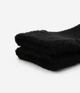 Par de guantes negros de punto sin dedos.