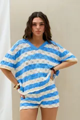 Remera tejida a rayas horizontales en celeste y blanco, con mangas cortas y cuello tipo polo.