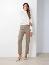 Pantalón de gabardina elastizada color fucsia, de corte recto y pretina ancha pespunteada. Tiene bolsillos simulados.