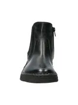 Botin Chelsea de cuero negro con paneles elásticos laterales y suela plana de goma con costuras visibles.