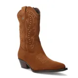 Bota texana de gamuza color marrón camel, con caña media, puntera redondeada y taco cuadrado. Presenta costuras decorativas y detalles de tachas metálicas en el lateral.