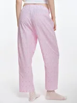 Pantalón de dormir de corte recto y calce relajado, confeccionado en popelina de algodón con estampado de rayas verticales y pequeños puntos bordados. Presenta cintura elastizada para mayor comodidad.