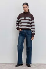 Jeans de mujer color azul oscuro, de corte recto y tiro alto.