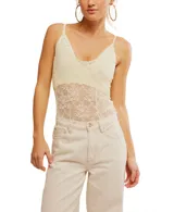 Body de encaje color amarillo pálido, con escote en V, tirantes finos ajustables y diseño transparente en la zona del torso.