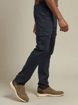 Pantalón cargo de gabardina color azul marino, con bolsillos laterales con fuelle y cierre de botón a presión.