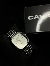 Reloj Casio Quartz de hombre, todo plateado, con caja cuadrada de bordes redondeados y esfera plateada con indicadores de hora tipo barra. Incluye función de fecha y correa de eslabones metálicos.
