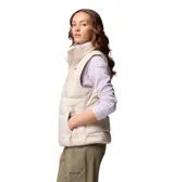 Chaleco acolchado Columbia modelo Pike Lake III, color beige, con tecnología Omni-Heat reflectante y aislamiento sintético reciclado. Presenta cierre frontal bidireccional, cuello alto con protección para la barbilla y bolsillos laterales con cierre.