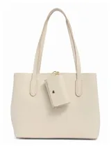 Cartera tipo tote de diseño semi-rígido y color beige, confeccionada en eco cuero. Cuenta con doble manija de hombro, base reforzada con remaches metálicos y aplique dorado con el logo de la marca en el frente.