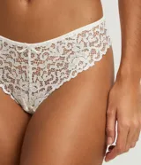 Bombacha de encaje blanco con acabado floral y diseño cavado tipo hilo de la marca Lov.