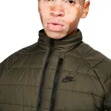 Campera puffer negra con cuello alto, cierre frontal completo y logo de Nike bordado en blanco en el pecho.