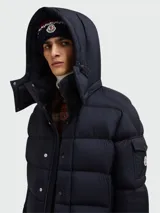 Campera puffer azul marino de plumas con capucha desmontable, cierre frontal con botones a presión y bolsillos laterales con solapa. Marca Moncler, modelo Vezere.