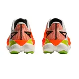 Championes de running Hoka Mach X 3, con diseño técnico en colores blanco, naranja y detalles en verde lima. Presentan una estructura de malla transpirable, entresuela de alta amortiguación y logo de la marca en el lateral.