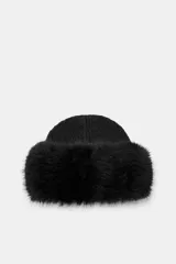 Gorro tipo beanie de punto con vuelta y detalle de aplicación de pelo sintético a tono.