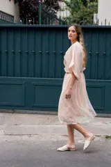 Falda midi de tul color rosa pálido, con forro de encaje y cintura elástica.