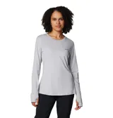 Remera de manga larga Columbia, color gris, con cuello redondo y orificios para los pulgares en los puños. Presenta tecnología de protección solar y absorción de humedad, con logo de la marca estampado en el pecho.